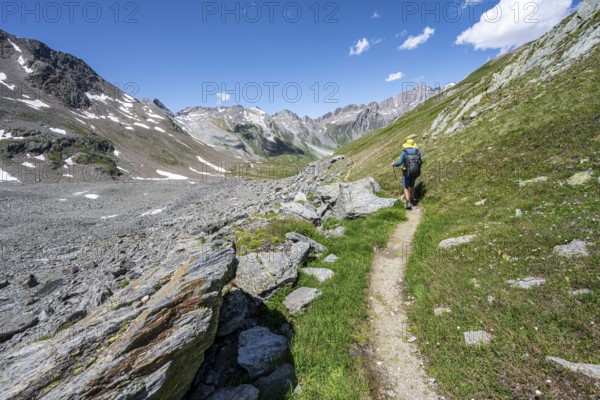 Mountaineer on a hiking trail on the Daberlenke, Lasörling Höhenweg, Lasörling Group, Hohe Tauern