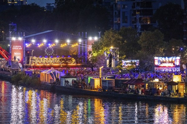Around 12, 000 visitors listen to the sounds of the Frankfurt Radio Symphony Orchestra under the