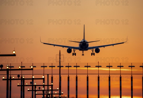 Aircraft approaching the main runway south, 05R/23L, runway lighting, approach aids, at Düsseldorf