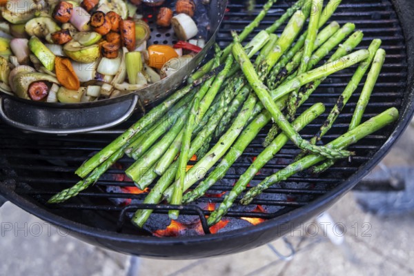 Barbecue, kettle grill with vegetarian and vegan barbecue grills such as grill pan and green