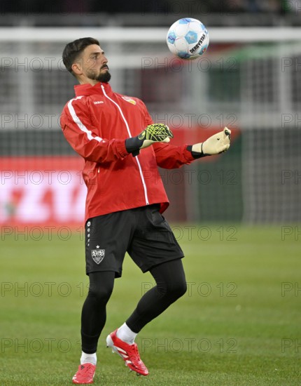 Warm-up training goalkeeper Fabian Bredlow VfB Stuttgart (01) with ball WWK Arena, Augsburg,