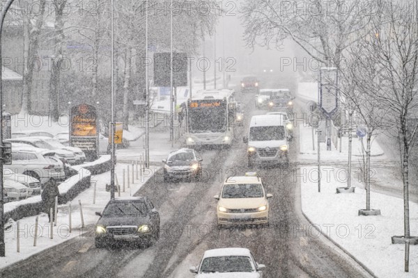 Winter weather, heavy snowfall, city centre traffic, Alfredstraße, B224, in Essen, North