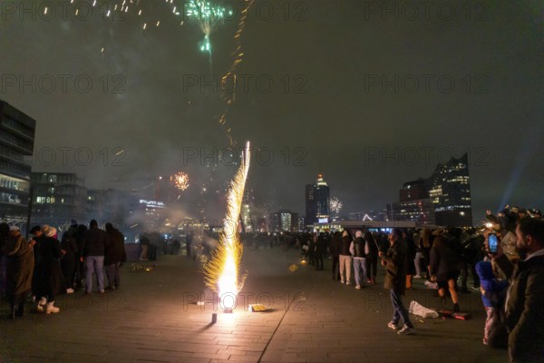 New Year's Eve 2025 on the Elbe promenade in Hamburg, at the harbour, on the Elbe, fire brigade of