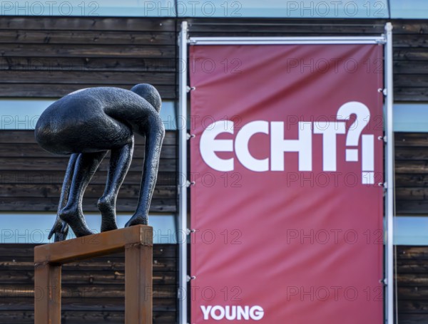 Change of Directions by Maria Miesenberger, group of figures in front of the entrance to the Nordic
