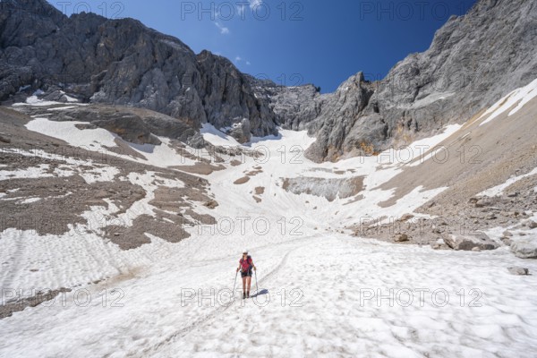 Mountaineer on a snowfield, mountain basin with glacier remnant of the Höllentalferner, Höllental,