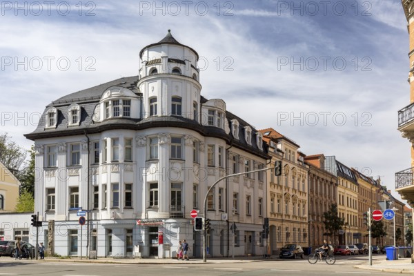 Striking villa with pilasters, semi-circular bay windows and Art Nouveau decorations in the city
