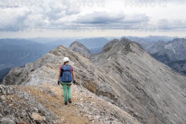 Mountaineer on the Jubiläumsgrat between Zugspitze and Alpspitze, high mountains, Wetterstein