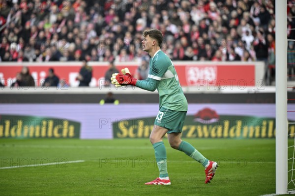 Goalkeeper Alexander Nuebel VfB Stuttgart (33) claps his hands in encouragement, applause MHPArena,