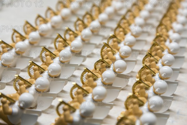 Angel figurines drying between different stages of painting, in the Wendt & Kühn world in