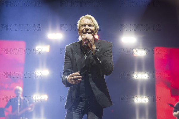 Matthias Reim live on ..und plötzlich bist du Kult! Tour in the Berlin Uber Arena on 29 December