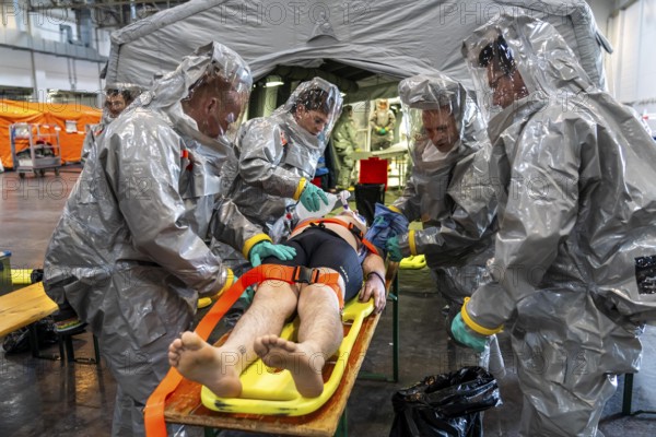 Decontamination of injured persons after an assumed accident involving hazardous substances, fire
