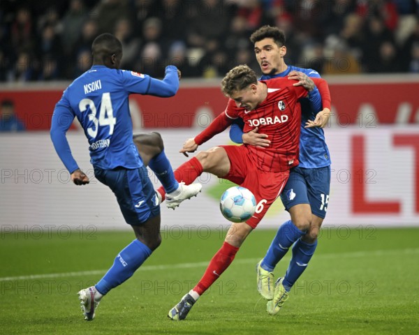 One-on-one, actionValentin Gendrey TSG 1899 Hoffenheim (15) Patrick Osterhage SC Freiburg SCF (06)