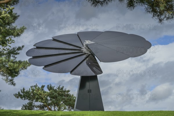 Solar plant shaped like a flower, Smartflower, Autostadt Volkswagen, Wolfsburg, Lower Saxony,