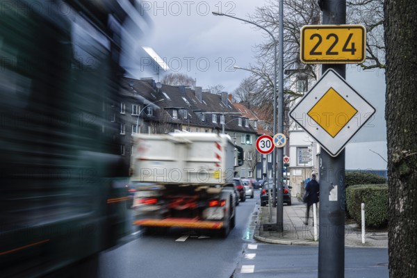 After-work traffic in the low emission zone on the B 224 Alfredstraße in Essen Rüttenscheid, 30