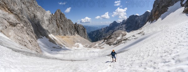 Panorama, mountaineer on a snowfield, mountain basin with glacier remnant of the Höllentalferner,