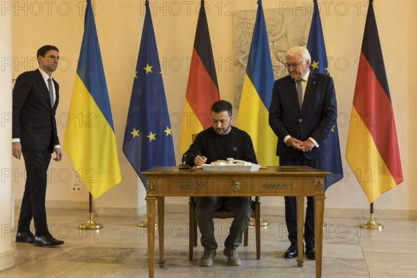 Volodymyr Selensky (President of Ukraine) signs the guest book with Frank-Walter Steinmeier