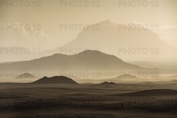 Sandstorm, table volcano Herðubreið or Herdubreid (German: die Breitschultrige), Queen of the