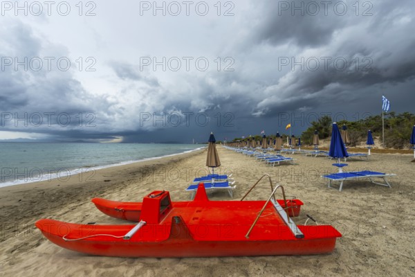 Empty beach, dramatic, gloomy sky, weather, clouds, thunderstorm, stormy, stormy weather, coast,