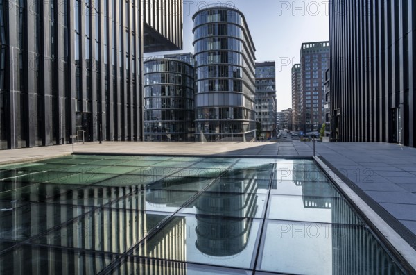Düsseldorf Media Harbour, on the left the tower of the Hyatt Regency Hotel, office building,