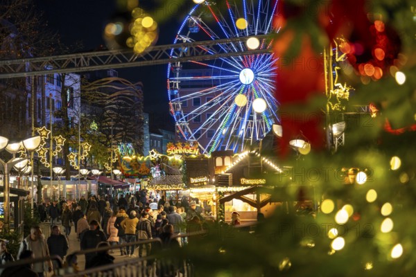 Christmas market in the city centre of Duisburg, Kuhstraße, Königstraße, with Ferris wheel, North
