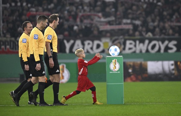 Cup match, ball boy Ballkind takes Adidas Derbystar match ball from the podium, referee Referee