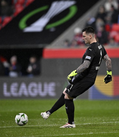 Goalkeeper Kevin Müller 1. FC Heidenheim 1846 FCH (01) Action on the ball UEFA Conference League,