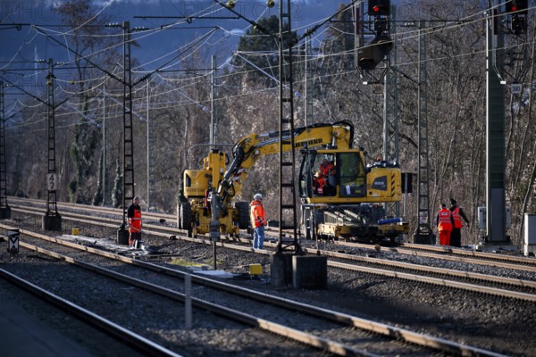 Labourers working with Liebherr A922 Rail Litronic and Kuhnle RR14 EVO 3 Rail two-way working