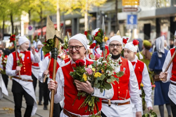 Historically costumed guild members, Zunft zum Widder, Zurich Old Town, Münzplatz, Sechseläuten or