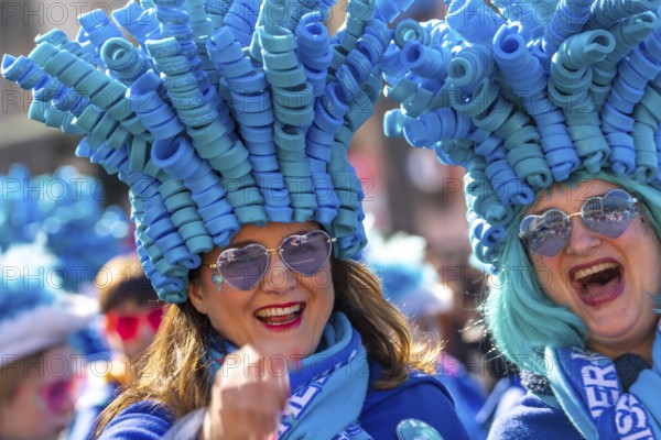 Rose Monday parade in Düsseldorf, groups of carnival societies and other participants in the street