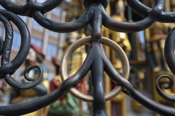 The seamless golden ring on the Beautiful Fountain is considered a lucky charm, Hauptmarkt,