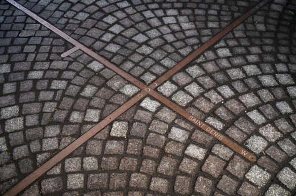 Cobblestones, cobblestones, longitude, Saint Denis, bar, geographic positioning in the gate tower,