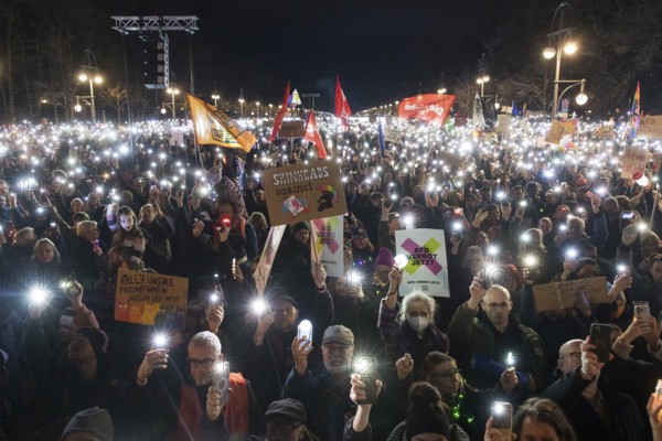 Overview of the demonstration in front of the Brandenburg Tor under the motto Sea of lights against