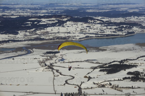 Panorama of the Tegelberg massif, paragliders, behind them Forggensee, Ostallgäu, Allgäu, Swabia,