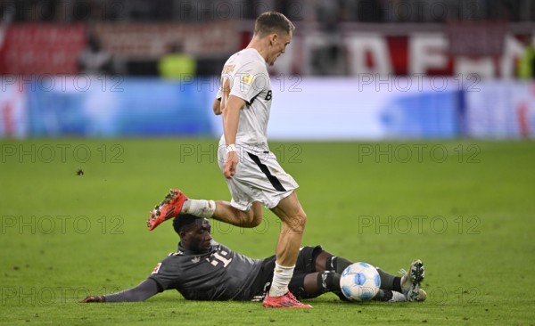 One-on-one, action Florian Wirtz Bayer 04 Leverkusen (10) against Alphonso Davies Bayern FC Munich