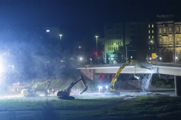 In the early hours of the morning, a section of the Carola Bridge collapsed for unknown reasons.