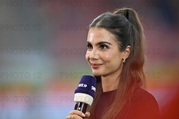 TV presenter Lea Wagner in an interview, microphone, logo, SWR, portrait, smiles, Voith-Arena,