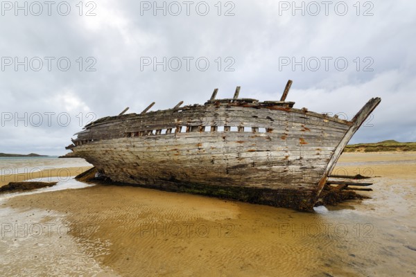 Wooden shipwreck Eddie's Boat on sandy beach, low tide, sandbank, Bunbeg, Magheraclogher beach,