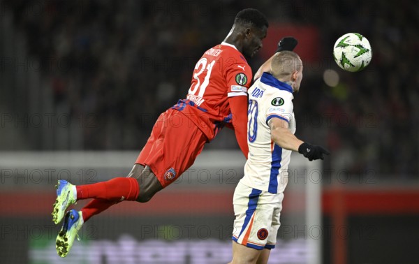 Header duel duel action Sirlod Conteh 1. FC Heidenheim 1846 FCH (31) against Mykhailo Mudryk