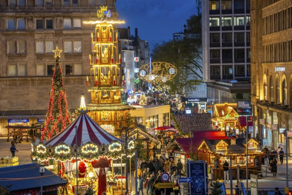 Pre-Christmas season, Christmas market in the city centre of Essen, Willy-Brandt-Platz, pedestrian
