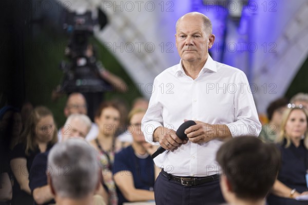 Olaf Scholz (Chancellor of the Federal Republic of Germany, SPD) surrounded by guests at the