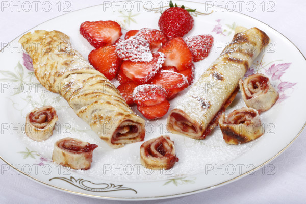 Swabian cuisine, filled pancakes, Flädle with strawberry jam and icing sugar, Gsälz, fresh