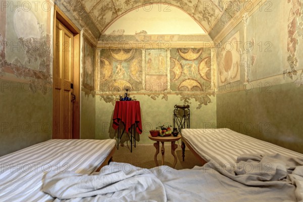 Dining room with couches of an officer, frescoes, frescoes in the Echzell Triclinium, Roman fort