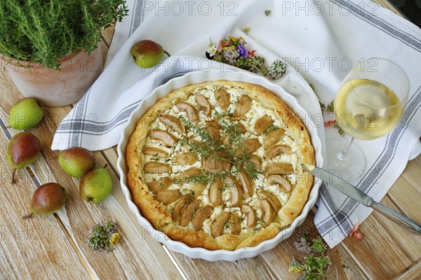 Tart with Gaishirtle and sheep's cheese, Stuttgarter Gaishirtle, pear variety, fruit, table