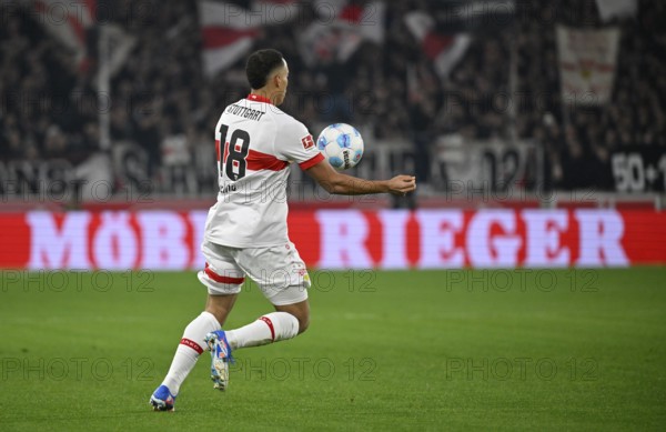 Jamie Leweling VfB Stuttgart (18) Action on the ball perimeter advertising Möbel Rieger MHPArena,