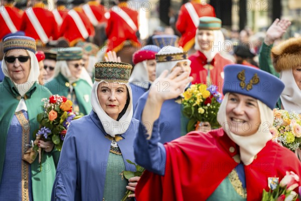 Parade of historically costumed guildsmen, Sechseläuten or Sächsilüüte, Zurich Spring Festival,