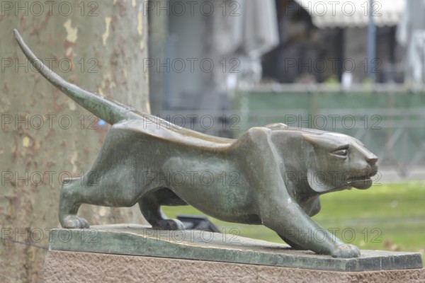 Sculpture The big tiger by Maria Ewel 1957, lion figure, sneaking, creeping, bronze sculpture,