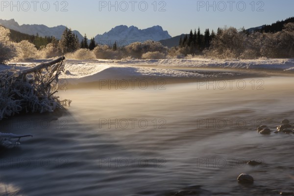 Wild river, riverbed, winter, snow, hoarfrost, backlight, fog, long exposure, Isar, view of