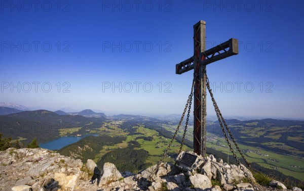 Summit cross on the Schober with a view of Lake Fuschl, Osterhorn group, Salzkammergut, Salzburg