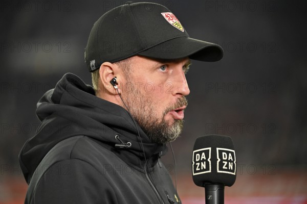 Coach Sebastian Hoeneß VfB Stuttgart Portrait, in interview Microphone Microphone Logo DAZN,