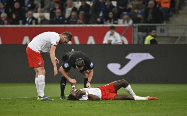 Omar Haktap Traore 1. FC Heidenheim 1846 FCH (23) injured Injury on the ground Patrick Mainka 1. FC